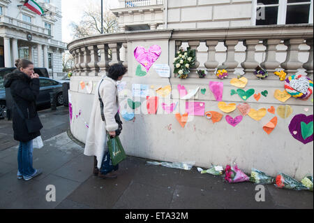 Les gens quittent les hommages et la sécurité est serré à l'Ambassade de France à Londres, un jour après les attentats terroristes de Paris. Comprend : Voir Où : London, Royaume-Uni Quand : 08 Jan 2015 Crédit : Daniel Deme/WENN.com Banque D'Images