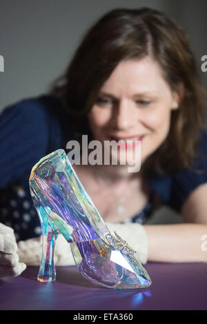 Curator Helen Persson est titulaire de Disney's Cinderella slipper à venir du nouveau V&A été exposition de mode 'Shoes : Plaisir et douleur" qui se concentre sur le pouvoir de transformation de chaussures. La pantoufle a été créé par Swarovski sous la direction d'Academy Award-winning costumière Sandy Powell. Il a été taillé dans le cristal de Swarovski solide et dispose de 221 facettes dans un cristal bleu à réfléchir la lumière des aurores boréales. L'exposition Chaussures : le plaisir et la douleur s'ouvre au public le 13 juin 2015 et s'exécute au 31 janvier 2016. Banque D'Images