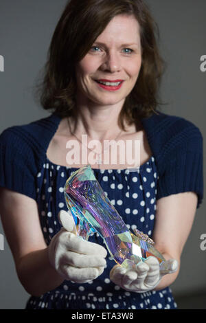 Curator Helen Persson est titulaire de Disney's Cinderella slipper à venir du nouveau V&A été exposition de mode 'Shoes : Plaisir et douleur" qui se concentre sur le pouvoir de transformation de chaussures. La pantoufle a été créé par Swarovski sous la direction d'Academy Award-winning costumière Sandy Powell. Il a été taillé dans le cristal de Swarovski solide et dispose de 221 facettes dans un cristal bleu à réfléchir la lumière des aurores boréales. L'exposition Chaussures : le plaisir et la douleur s'ouvre au public le 13 juin 2015 et s'exécute au 31 janvier 2016. Banque D'Images