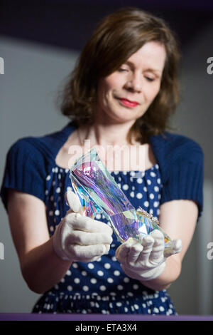 Curator Helen Persson est titulaire de Disney's Cinderella slipper à venir du nouveau V&A été exposition de mode 'Shoes : Plaisir et douleur" qui se concentre sur le pouvoir de transformation de chaussures. La pantoufle a été créé par Swarovski sous la direction d'Academy Award-winning costumière Sandy Powell. Il a été taillé dans le cristal de Swarovski solide et dispose de 221 facettes dans un cristal bleu à réfléchir la lumière des aurores boréales. L'exposition Chaussures : le plaisir et la douleur s'ouvre au public le 13 juin 2015 et s'exécute au 31 janvier 2016. Banque D'Images