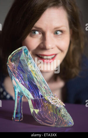 Curator Helen Persson est titulaire de Disney's Cinderella slipper à venir du nouveau V&A été exposition de mode 'Shoes : Plaisir et douleur" qui se concentre sur le pouvoir de transformation de chaussures. La pantoufle a été créé par Swarovski sous la direction d'Academy Award-winning costumière Sandy Powell. Il a été taillé dans le cristal de Swarovski solide et dispose de 221 facettes dans un cristal bleu à réfléchir la lumière des aurores boréales. L'exposition Chaussures : le plaisir et la douleur s'ouvre au public le 13 juin 2015 et s'exécute au 31 janvier 2016. Banque D'Images