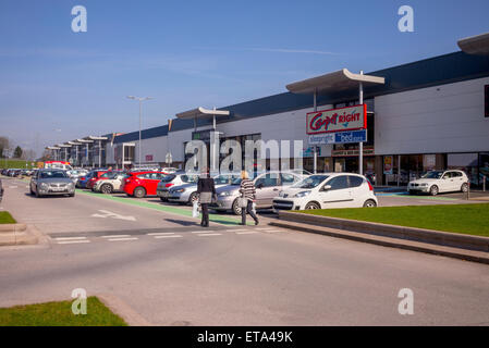 Un grand à l'extérieur de la ville au parc de détail populaires Stafford, Staffordshire, avec une variété d'unités et beaucoup de places de parking Banque D'Images