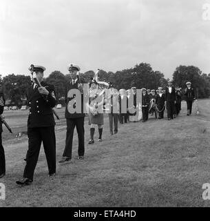 Fusil Lee-Enfield no 4, enterré avec tous les honneurs militaires à Bisley, Surrey, Angleterre, par une forte partie de 26 officiers et hommes de la Marine royale, le jeudi 7 juillet 1966. Sur la photo, l'enterrement est acheminé à la tombe à Bisley. Banque D'Images