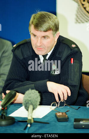 Hall Garth Comprehensive School, Middlesbrough, lundi 28 mars 1994. Un homme masqué, portant un fusil de chasse et de couteaux, ont fait irruption dans une salle de classe, l'enseignant a ordonné, alignés sur tous les garçons contre un mur et puis s'est jeté sur trois filles avec un couteau. Nikki Conroy, 12 ans, a été tué et deux de ses camarades, Emma l'hiver et Michelle Reeve, 13 laïcs, saignant abondamment de blessures. En décembre 1995, killer Stephen Wilkinson, a été reconnu coupable d'homicide involontaire coupable avec responsabilité atténuée, et enfermés indéfiniment dans un hôpital. Sur la photo. News Conférence de presse tenue au siège de la police Banque D'Images