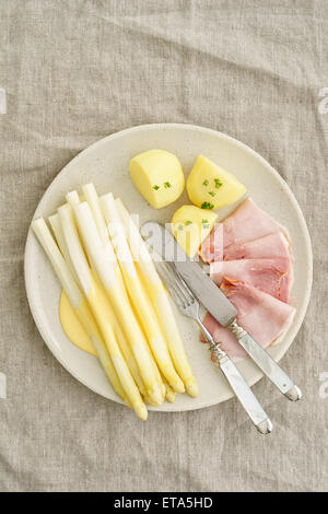 Les asperges blanches avec des pommes de terre, du jambon et sauce hollandaise Banque D'Images