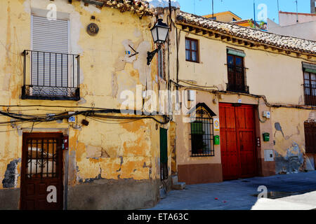 Maisons à besoin de réparation sur une petite rue à Tolède, Espagne Banque D'Images