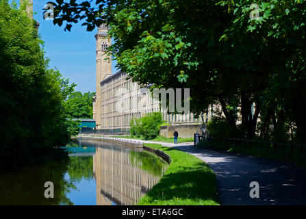 L'usine de sel et le canal Leeds-Liverpool, Saltaire West Yorkshire, Angleterre, Royaume-Uni Banque D'Images