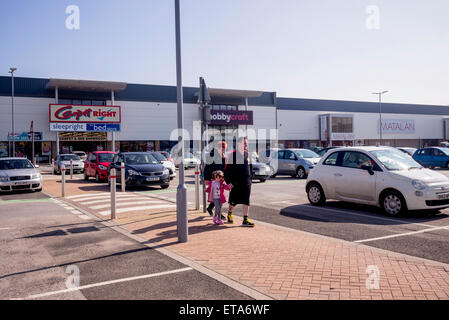 Un grand à l'extérieur de la ville au parc de détail populaires Stafford, Staffordshire, avec une variété d'unités et beaucoup de places de parking Banque D'Images