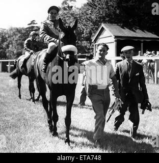 Tout sourire comme la plaque de Northumberland gagnant nouveau brigadier, avec Norman grève, est amené au Gosforth Park, Newcastle-upon-Tyne, Tyne et Wear. 25 juin 1960. Banque D'Images