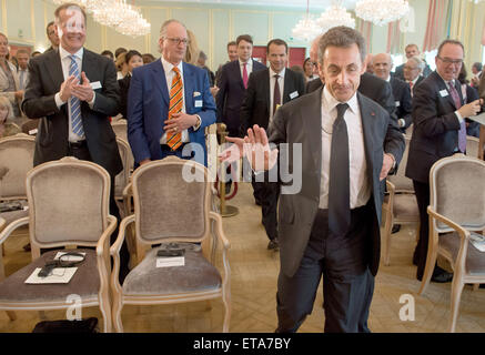 Berlin, Allemagne. 12 Juin, 2015. L'ancien président français Nicolas Sarkozy (avant) à l'étiquette des deutschen Familienunternehmens 2015 (entreprise familiale allemande jour 2015) à Berlin, Allemagne, 12 juin 2015. PHOTO : TIM BRAKEMEIER/DPA/Alamy Live News Banque D'Images