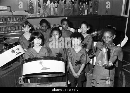 Mme Sunderland Schoolsfest : Janet Reid (à droite), chef de la bande en acier Junior Birkby montre fièrement le prix Mme Sunderland. Le 02 avril 1985. Banque D'Images