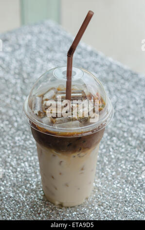 Café glacé avec de la paille dans la tasse en plastique pour emporter l' Banque D'Images