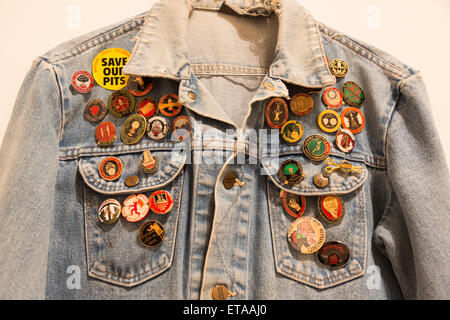 Londres, Royaume-Uni. 8 juin 2015. Sur la photo : une veste jeans avec des badges souvenirs. La bataille d'Orgreave Archive (une attaque contre un est une attaque contre tous) (2001), par Jeremy Deller. Appuyez sur aperçu de la nouvelle exposition de la Tate Britain "Lutte contre l'Histoire" qui s'ouvre au public le 9 juin 2015 et se poursuivra jusqu'au 13 septembre 2015. "Lutter contre l'histoire" célèbre l'importance durable emoptional et puissance de la peinture d'histoire de la Rome antique à l'impôt des émeutes. La juxtaposition de différentes périodes de travail, l'exposition explore la façon dont les artistes ont réagi aux événements historiques et comment elles captent et Banque D'Images