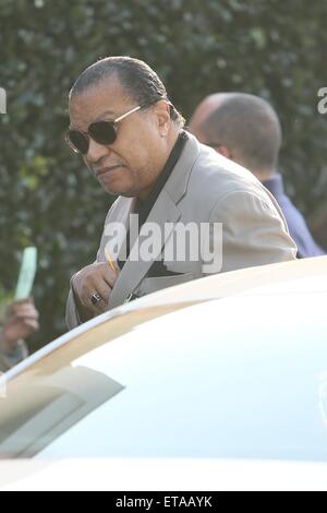 Billy Dee Williams soulève un crayon en solidarité avec Charlie Hebdo lorsqu'il arrivera dans un restaurant à Beverly Hills avec : Billy Dee Williams Où : Los Angeles, California, United States Quand : 09 Jan 2015 Crédit : Michael Wright/WENN.com Banque D'Images