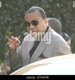 Billy Dee Williams soulève un crayon en solidarité avec Charlie Hebdo lorsqu'il arrivera dans un restaurant à Beverly Hills avec : Billy Dee Williams Où : Los Angeles, California, United States Quand : 09 Jan 2015 Crédit : Michael Wright/WENN.com Banque D'Images