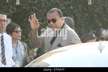 Billy Dee Williams soulève un crayon en solidarité avec Charlie Hebdo lorsqu'il arrivera dans un restaurant à Beverly Hills avec : Billy Dee Williams Où : Los Angeles, California, United States Quand : 09 Jan 2015 Crédit : Michael Wright/WENN.com Banque D'Images