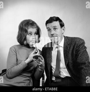 Stars du mariage des lignes, BBC TV série comique qui prend une lumière hearted regarder les jeunes mariés. Prunella Scales que Kate Starling & Richard Briers comme George Starling. 25 septembre 1964. Banque D'Images