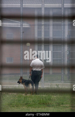 Agents de service à l'intérieur de la prison HMP Woodhill. Photo par James Boardman Banque D'Images