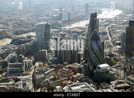 Vue panoramique vue aérienne de Londres y compris la ville, cornichon, talkie walkie building & Cheesegrater, et la Thames, Royaume-Uni Banque D'Images