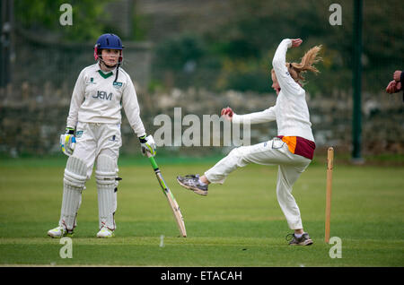 Un joueur pendant un match de cricket junior filles dans le Wiltshire UK Banque D'Images