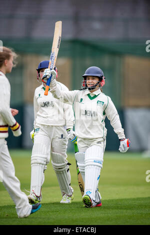 Un batteur célèbre sa 50 filles junior lors d'un match de cricket dans le Wiltshire UK Banque D'Images