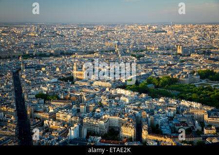 Vue supérieure de l'Eglise Saint Sulpice et les bâtiments de Paris, France Banque D'Images