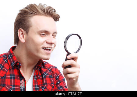 Guy agréable en gardant la loupe Banque D'Images