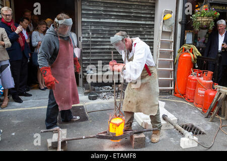 Londres, Royaume-Uni. 9 juin 2015. Avec une configuration en fonderie Bruton Place, Mayfair, Nic Fiddian-Green, droite, avec Arch Fonderie de Bronze propriétaire Chris Nash, gauche, témoigne de l'art ancien du 'cire' casting. L'exposition solo de sculpteur britannique Nic Fiddian-Green ouvre à Sladmore Contemporary à Londres (10 juin au 31 juillet 2015). Banque D'Images