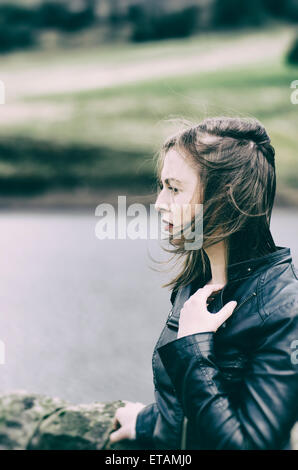 Woman waiting by the lake Banque D'Images