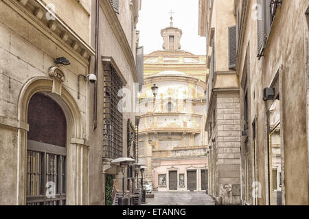 En se promenant dans les rues de Rome, des bâtiments historiques et l'église catholique, boutiques et windows Banque D'Images