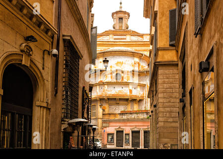 En se promenant dans les rues de Rome, des bâtiments historiques et l'église catholique, boutiques et windows Banque D'Images