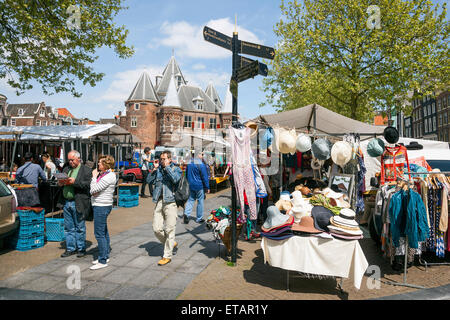 Les touristes de la lecture d'un site près de l'échoppe de marché avec des chapeaux sur nieuwmarkt à Amsterdam le jour de printemps ensoleillé Banque D'Images