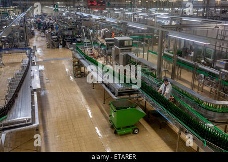 Ligne d'embouteillage de bière, Pilsner Urquell Brewery République tchèque Banque D'Images