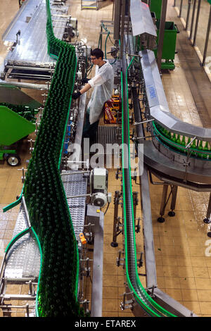 Brasserie Pilsner Urquell République tchèque ligne de production Pilsen brasserie, ligne d'embouteillage intérieure Banque D'Images