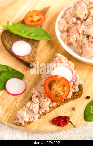 Pâté de foie avec des légumes sur le pain - sandwichs pour snack Banque D'Images