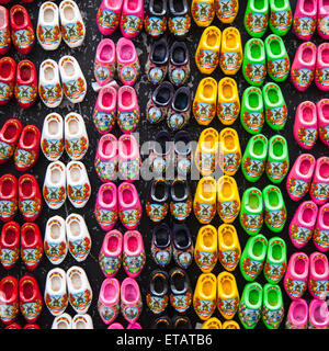 Des chaussures en bois miniature en plusieurs couleurs à vendre à Amsterdam boutique de souvenirs Banque D'Images