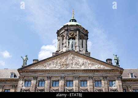 Fronton de dutch palais royal à Amsterdam et ciel bleu Banque D'Images