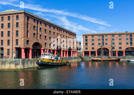 L'Albert Dock, avec le bateau remorqueur amarré à l'extérieur de l'Brocklebank Maritime Museum, Liverpool, Merseyside, England, UK Banque D'Images