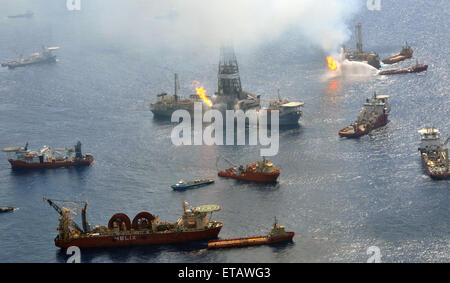 Le découvreur Enterprise et le Q4000 continuent à la torche des gaz off comme les navires se rassemblent autour de l'élévateur est rompue à la plateforme Deepwater Horizon de BP Oil spill lieu de la catastrophe que les efforts déployés pour contenir les puits jaillissant continuer le 26 juin 2010 dans le golfe du Mexique. Banque D'Images