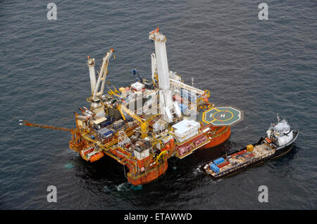 L'unité mobile de forage au large Q-4000 en train de forer un puits de secours se prépare à la tempête tropicale Bonnie à la plateforme Deepwater Horizon de BP Oil spill disaster plan du 23 juillet 2010 dans le golfe du Mexique. Banque D'Images