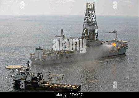 Le navire de forage Découvrez Enterprise continue de capturer l'huile et de brûler les gaz de l'est rompue à la carte de montage de la plateforme Deepwater Horizon de BP Oil spill disaster site Mai 17, 2010 dans le golfe du Mexique. Banque D'Images