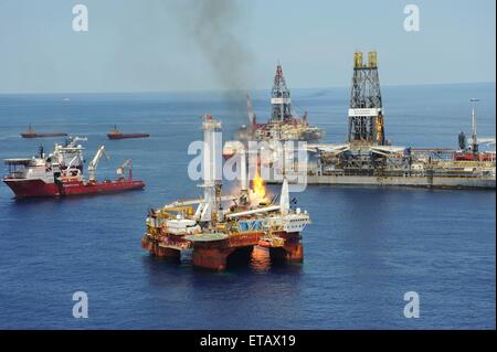 Le navire de forage Découvrez Enterprise continue de capturer l'huile et de brûler les gaz de l'est rompue à la carte de montage de la plateforme Deepwater Horizon de BP Oil spill disaster plan du 25 juin 2010 dans le golfe du Mexique. Banque D'Images