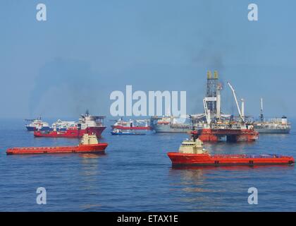 Le navire de forage Découvrez Enterprise continue de capturer l'huile et de brûler les gaz de l'est rompue à la carte de montage de la plateforme Deepwater Horizon de BP Oil spill disaster plan du 25 juin 2010 dans le golfe du Mexique. Banque D'Images