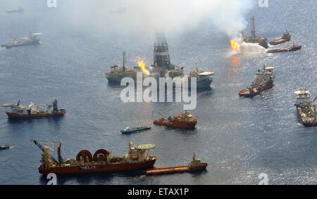 Le découvreur Enterprise et le Q4000 continuent à la torche des gaz off comme les navires se rassemblent autour de l'élévateur est rompue à la plateforme Deepwater Horizon de BP Oil spill lieu de la catastrophe que les efforts déployés pour contenir les puits jaillissant continuer 28 juin 2010 dans le golfe du Mexique. Banque D'Images