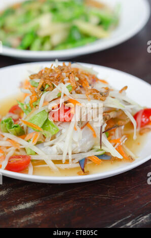 Salade de papaye épicée avec crabe , la nourriture épicée asiatique Banque D'Images