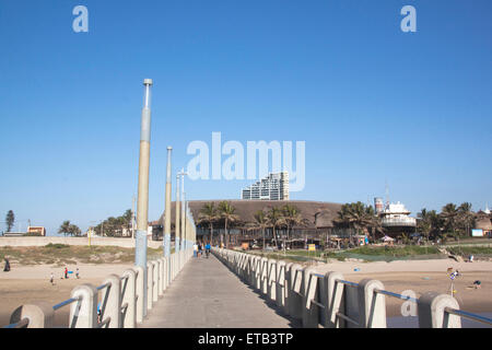 DURBAN, AFRIQUE DU SUD - 7 juin 2015 : Ushaka Marine World vu de la vesce pier avec beaucoup d'inconnus sur la plage Banque D'Images