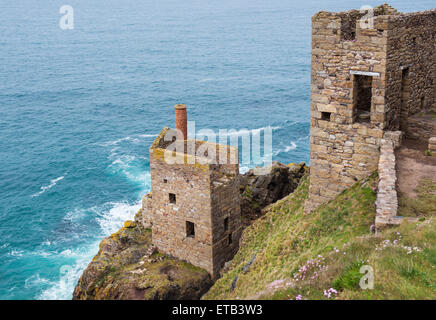 Les mines de la Couronne à Botallack robuste sur la côte nord de la Cornouailles en Angleterre, Royaume-Uni Banque D'Images