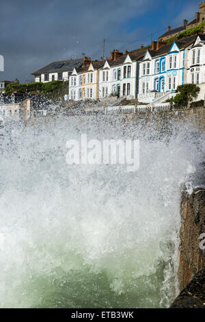 Vagues se briser sur le mur du port à Porthleven, Cornwall, England, UK Banque D'Images