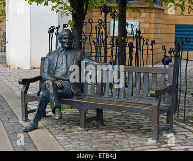 Sandy Irvine Robertson. Statue par Lucy Poett. La Rive, Leith, Edinburgh, Ecosse, Royaume-Uni, Europe. Banque D'Images