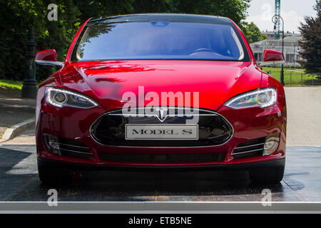 Turin, Italie, le 11 juin 2015. Vue de face de Tesla modèle S. Parco Valentino exposition de voitures a accueilli 93 voitures par de nombreux constructeurs automobiles et concepteurs de voitures à Valentino Park, Turin, Italie. Banque D'Images